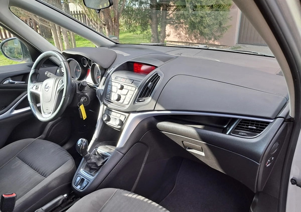 Opel Zafira cena 29900 przebieg: 246000, rok produkcji 2015 z Strzelin małe 191